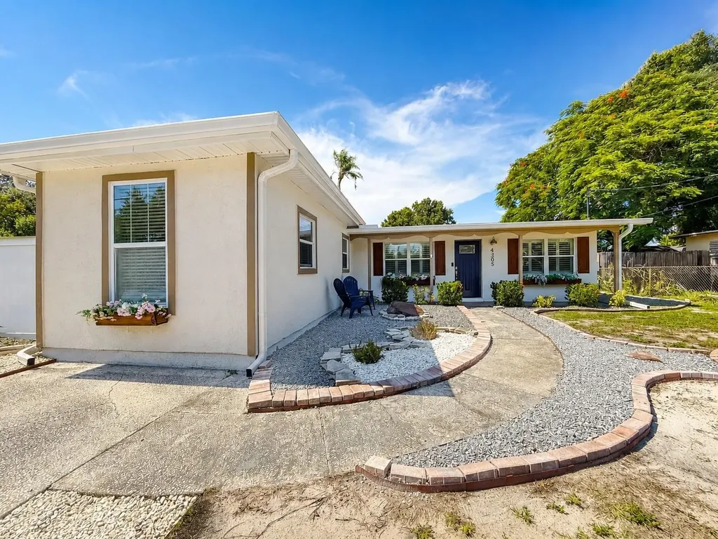 4305 W Bay Avenue Tampa FL 33616