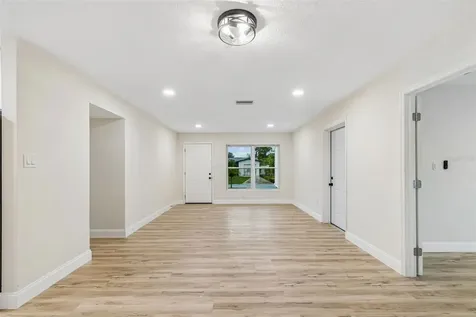 6781 33rd Avenue N St Petersburg FL 33710
