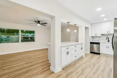 6781 33rd Avenue N St Petersburg FL 33710