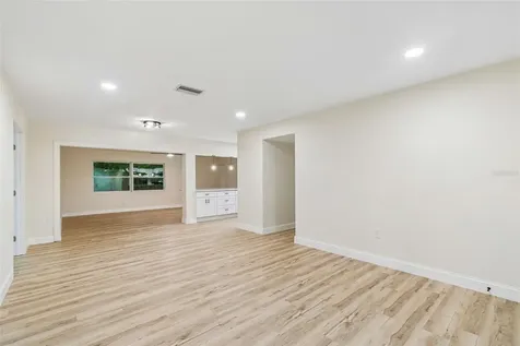 6781 33rd Avenue N St Petersburg FL 33710