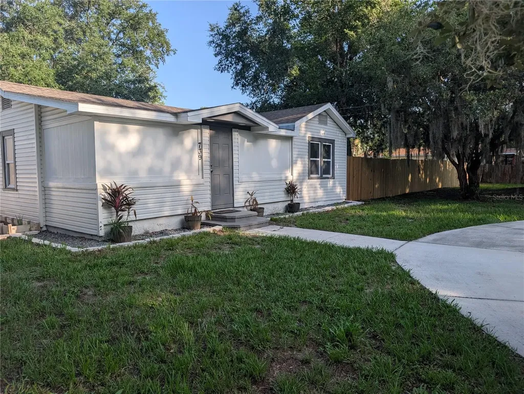 739 Center Street Waverly FL 33877