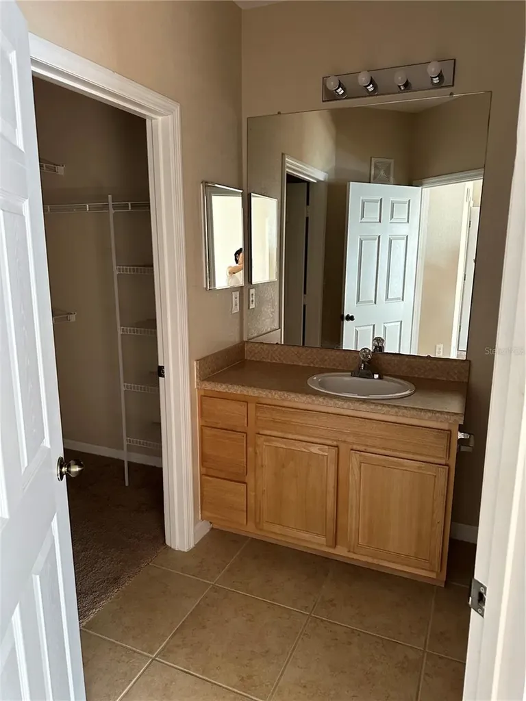10105 Courtney Oaks Circle Tampa FL 33619