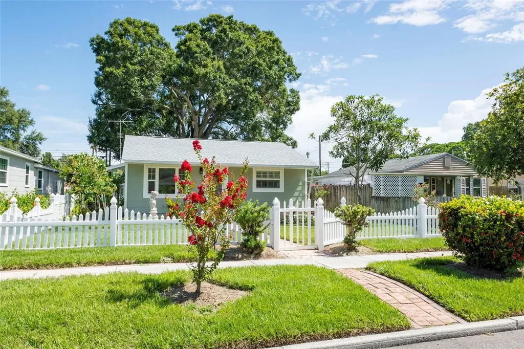 835 49th Avenue N St Petersburg FL 33703