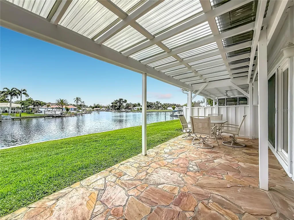 6537 Cape Hatteras Way NE St Petersburg FL 33702