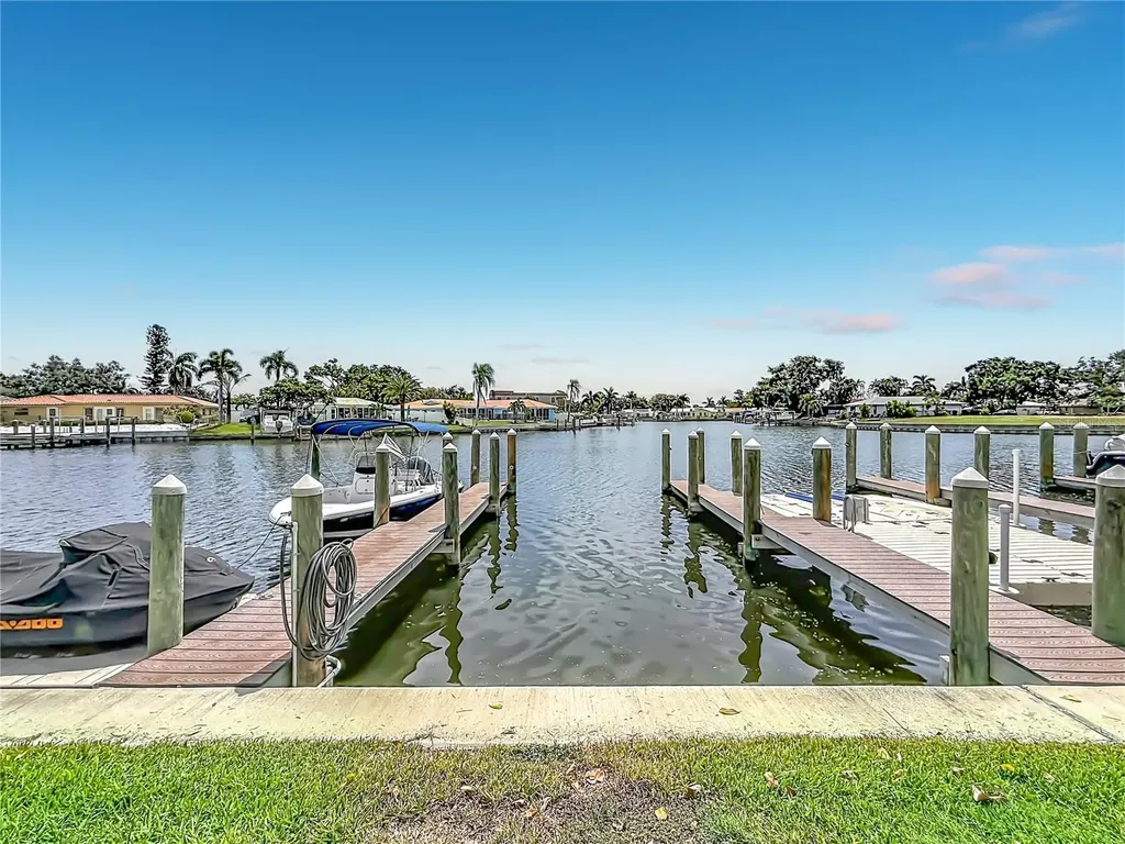 6537 Cape Hatteras Way NE St Petersburg FL 33702