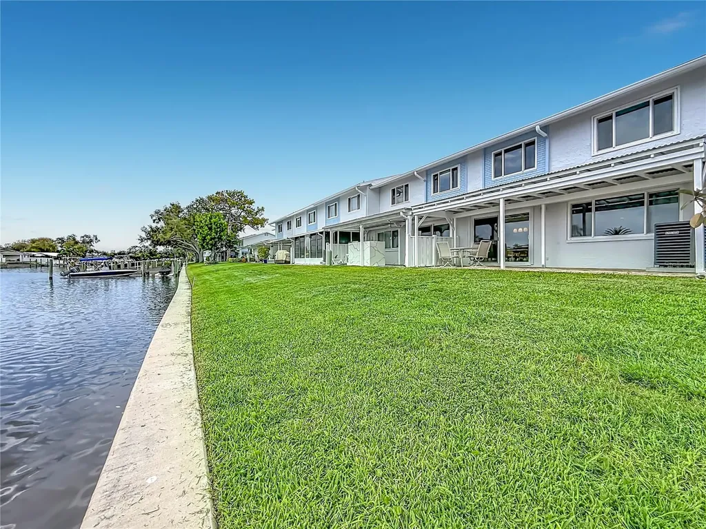 6537 Cape Hatteras Way NE St Petersburg FL 33702