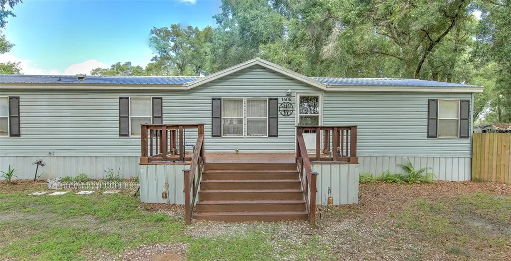 1606 N Kingsway Road Seffner FL 33584
