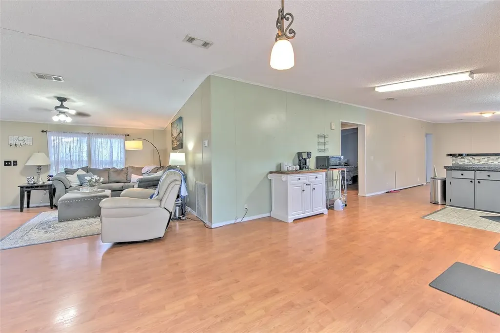 1606 N Kingsway Road Seffner FL 33584