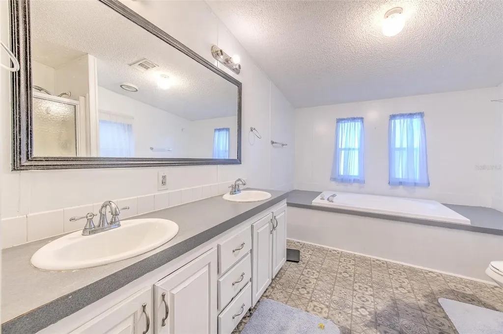 1606 N Kingsway Road Seffner FL 33584