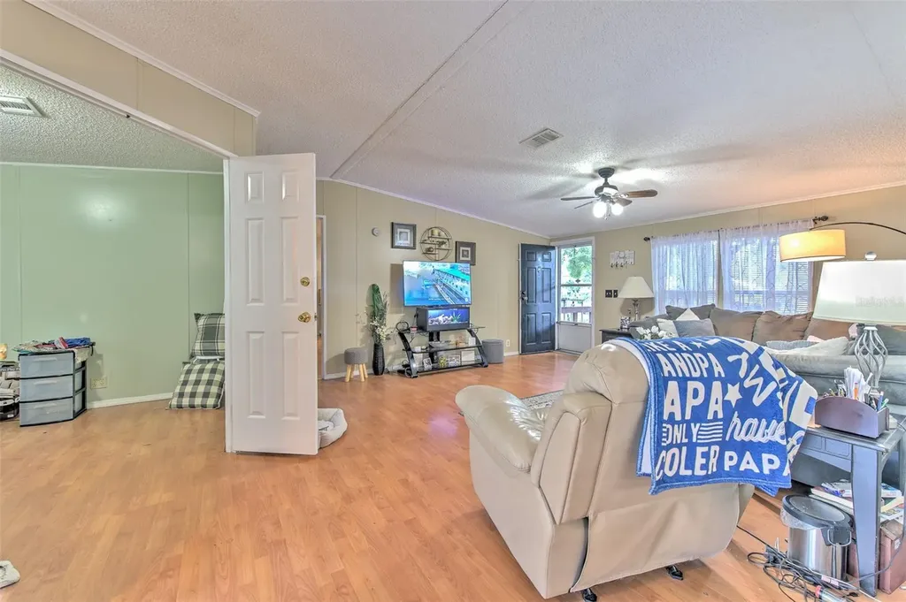 1606 N Kingsway Road Seffner FL 33584