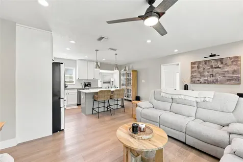 716 75th Avenue N St Petersburg FL 33702
