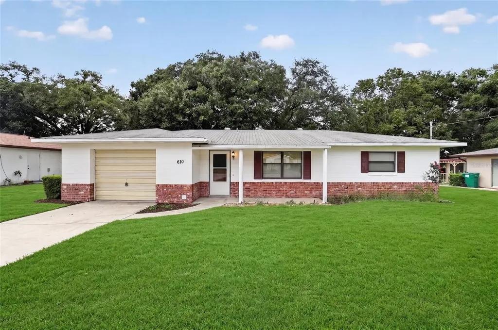 610 Fourth Avenue Lady Lake FL 32159