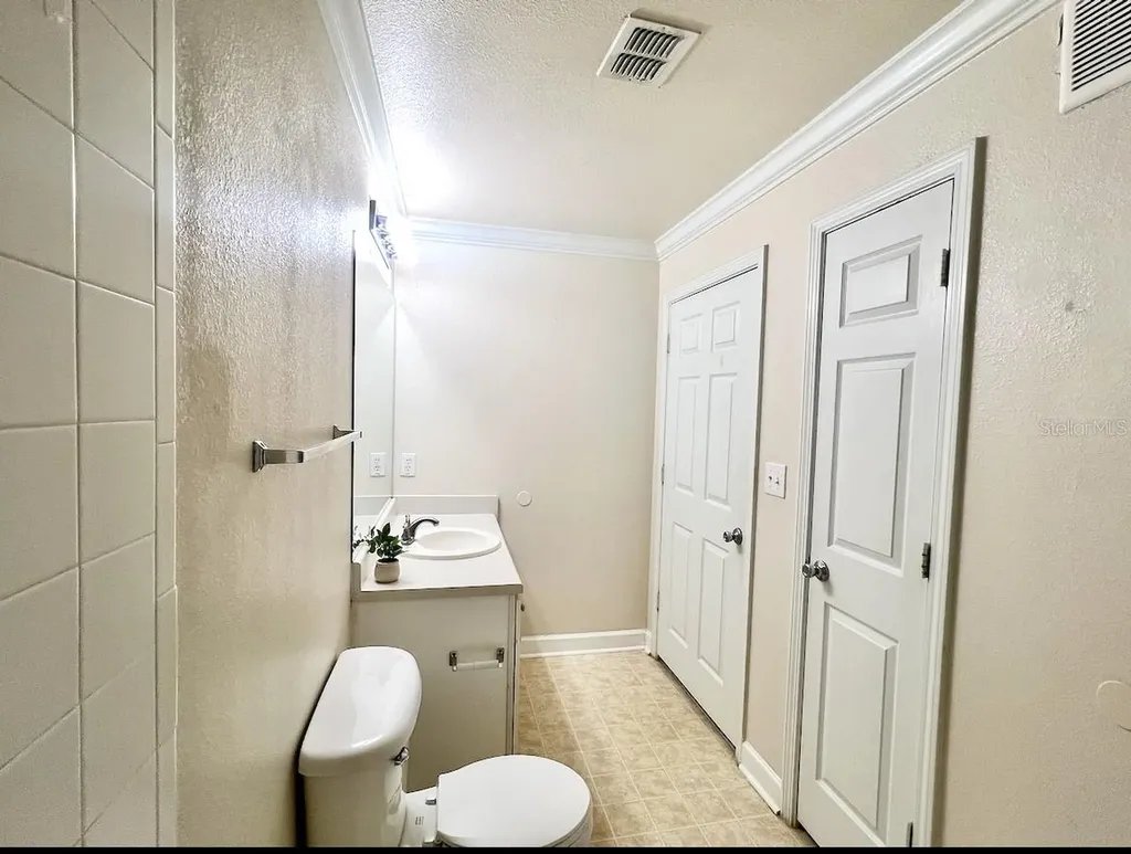 18469 Bridle Club Drive Tampa FL 33647