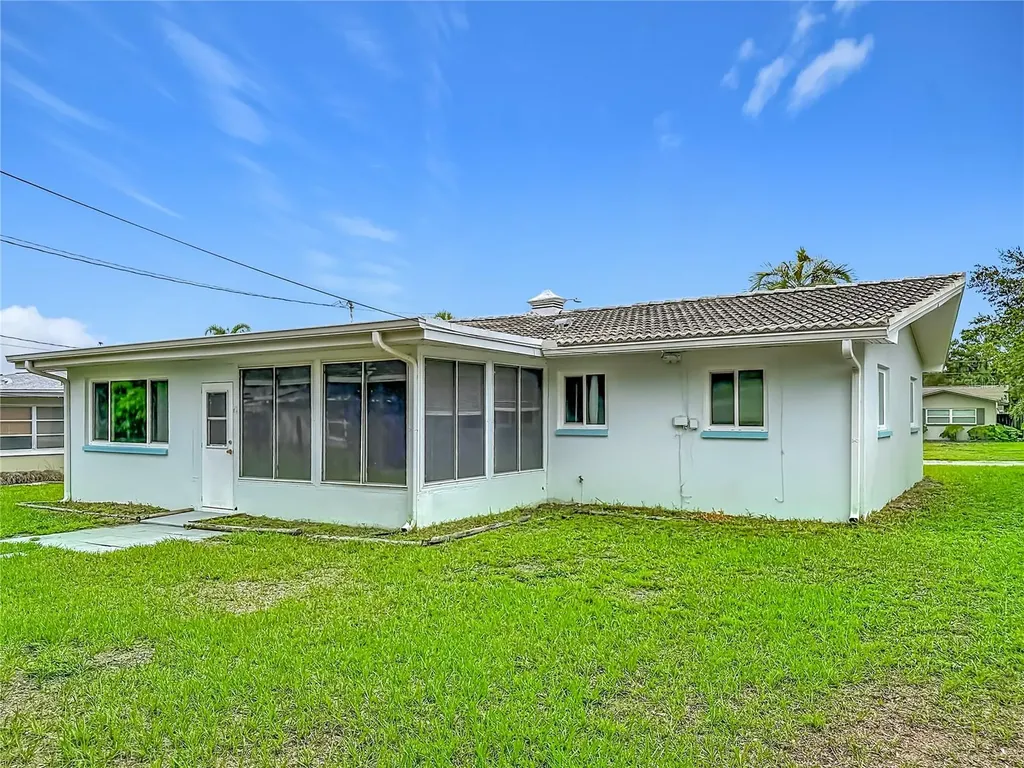 890 7th Avenue NE Largo FL 33770