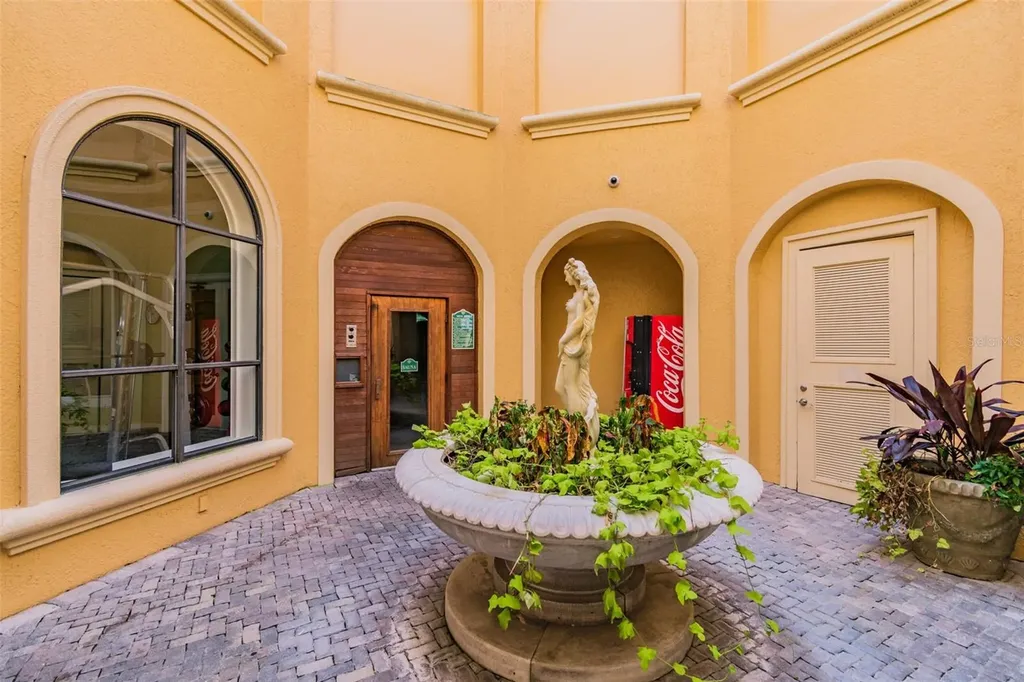 2717 Via Cipriani Clearwater FL 33764