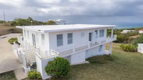 759B Com. Villa Borinquen Vieques PR 00765