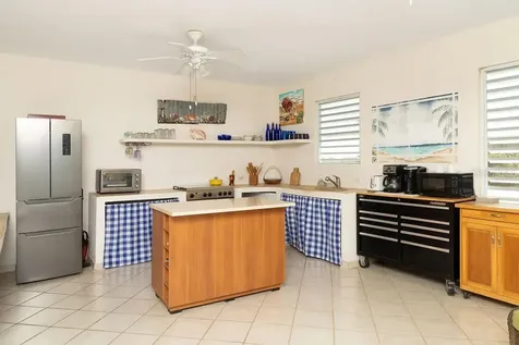 759B Com. Villa Borinquen Vieques PR 00765
