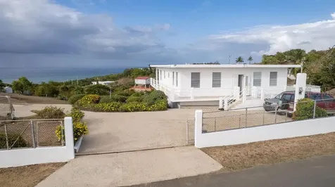 759B Com. Villa Borinquen Vieques PR 00765