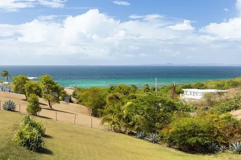 759B Com. Villa Borinquen Vieques PR 00765