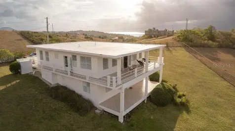 759B Com. Villa Borinquen Vieques PR 00765