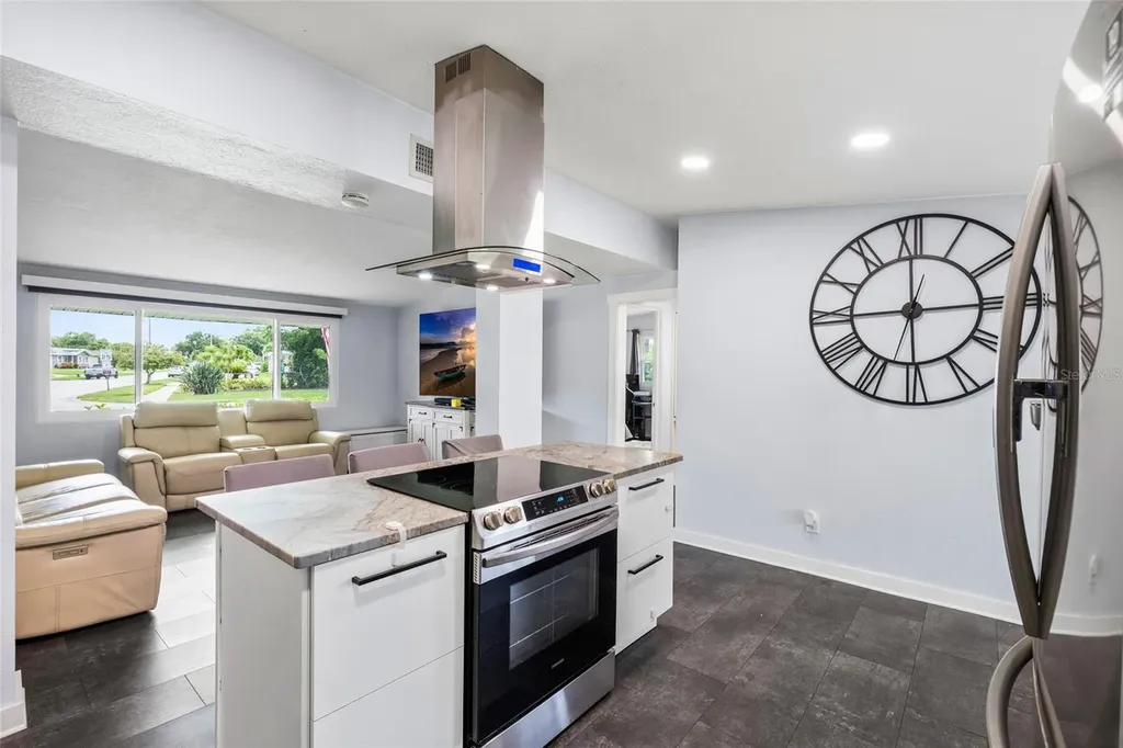 2287 Manor Boulevard N Clearwater FL 33765