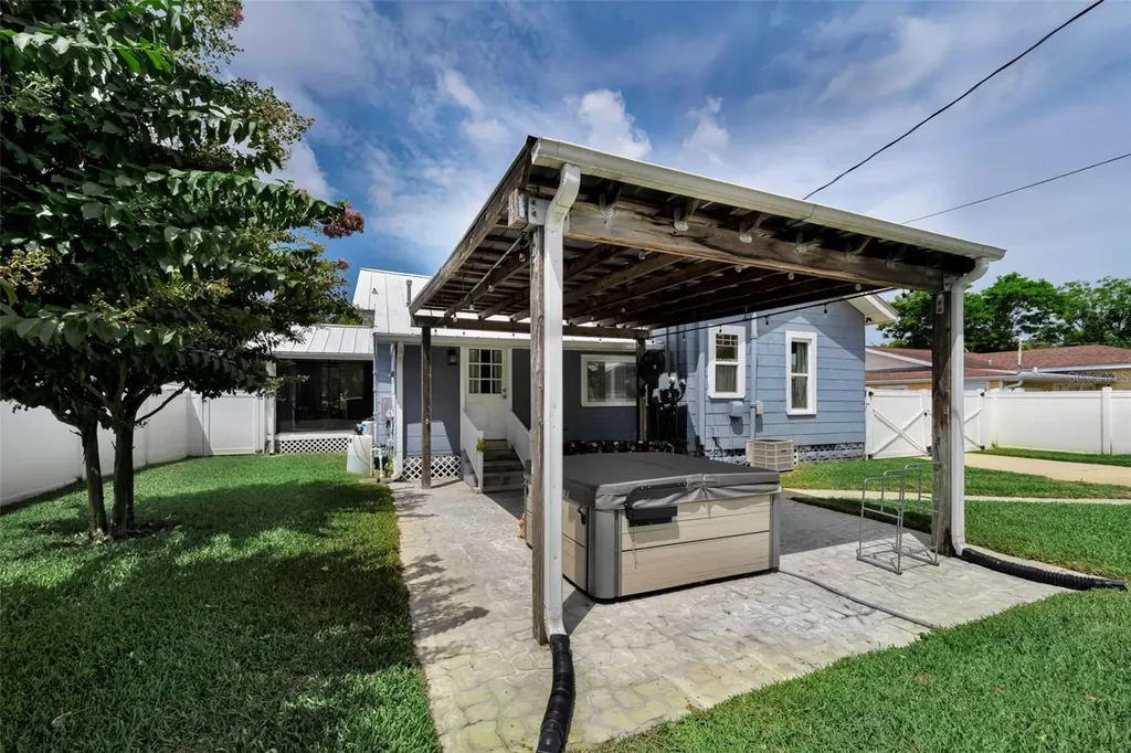 3421 Iris Street N St Petersburg FL 33704