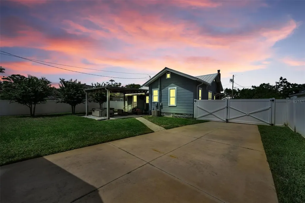3421 Iris Street N St Petersburg FL 33704