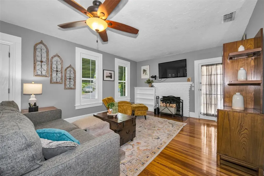 3421 Iris Street N St Petersburg FL 33704