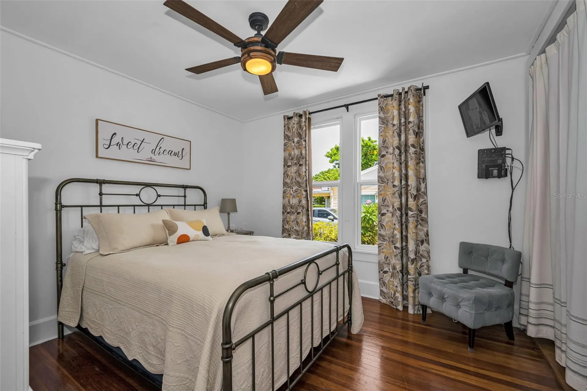 3421 Iris Street N St Petersburg FL 33704