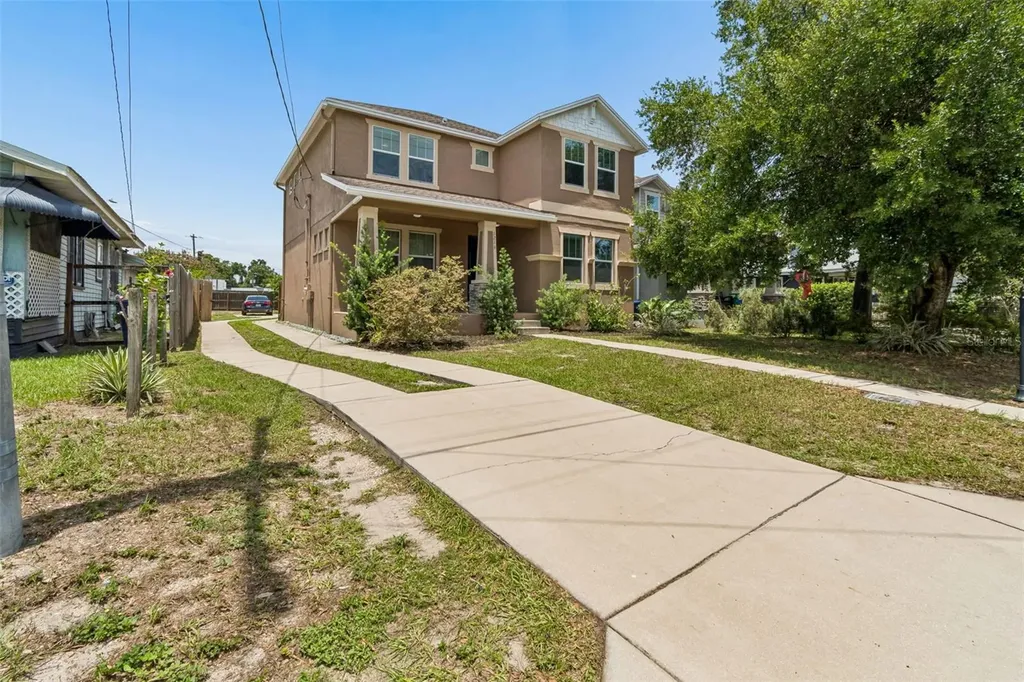 1216 E Giddens Avenue Tampa FL 33603