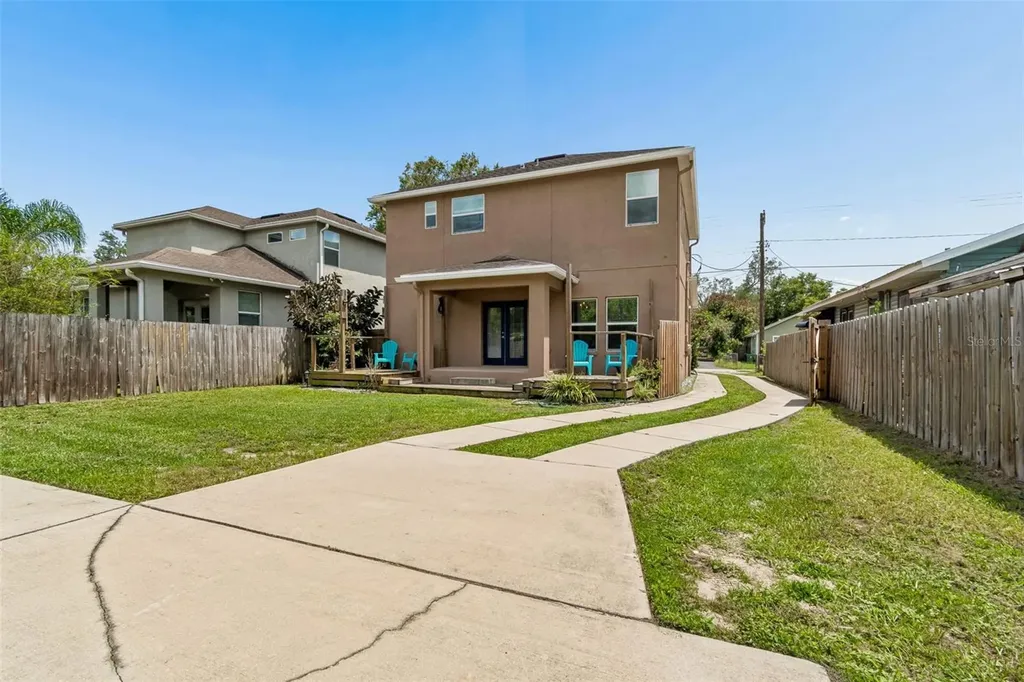 1216 E Giddens Avenue Tampa FL 33603