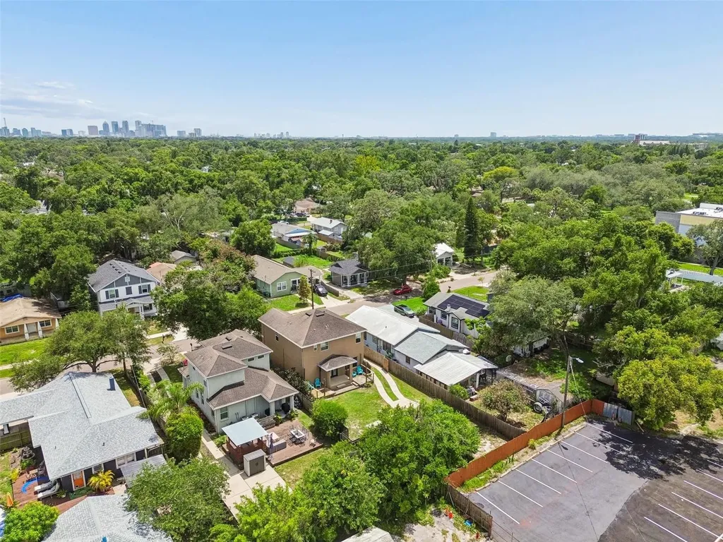1216 E Giddens Avenue Tampa FL 33603