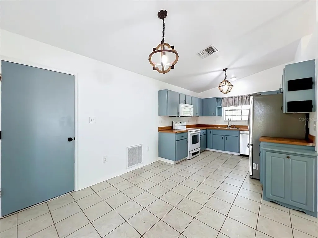 25121 Algonquin Avenue Sorrento FL 32776