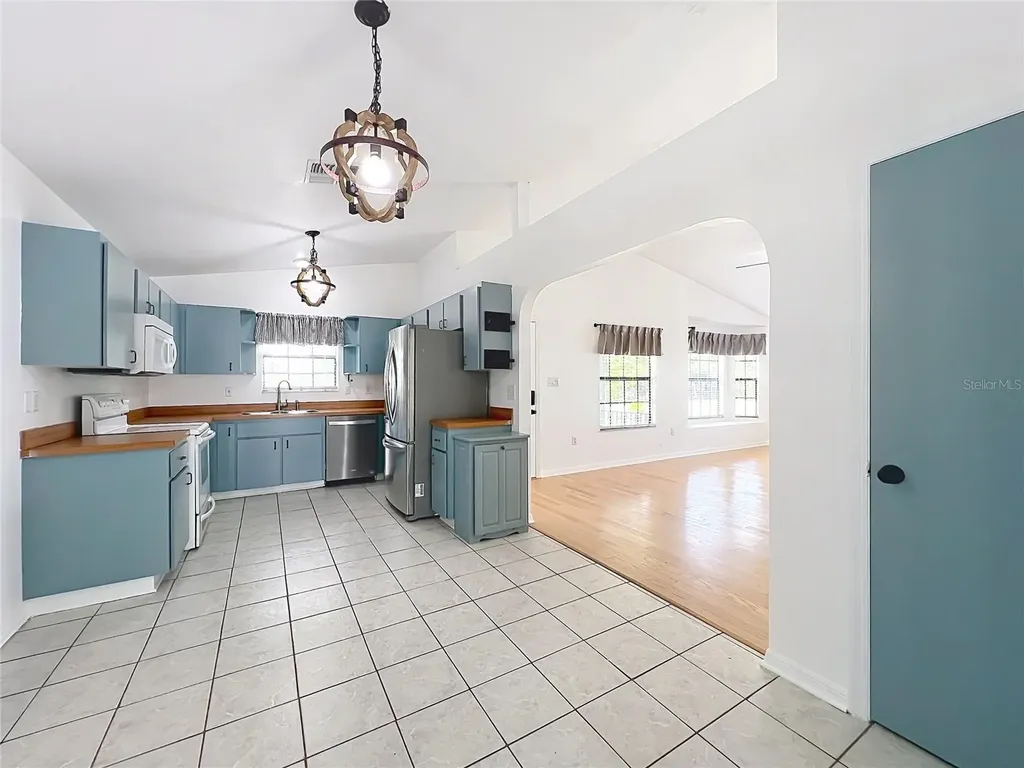 25121 Algonquin Avenue Sorrento FL 32776