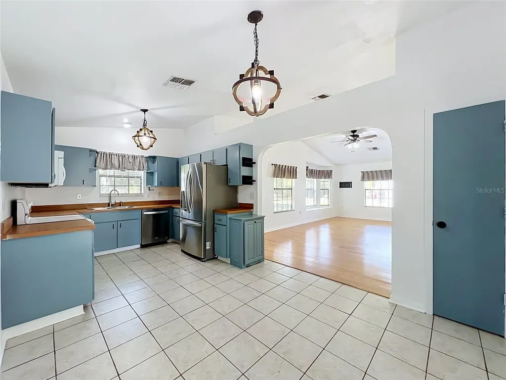25121 Algonquin Avenue Sorrento FL 32776
