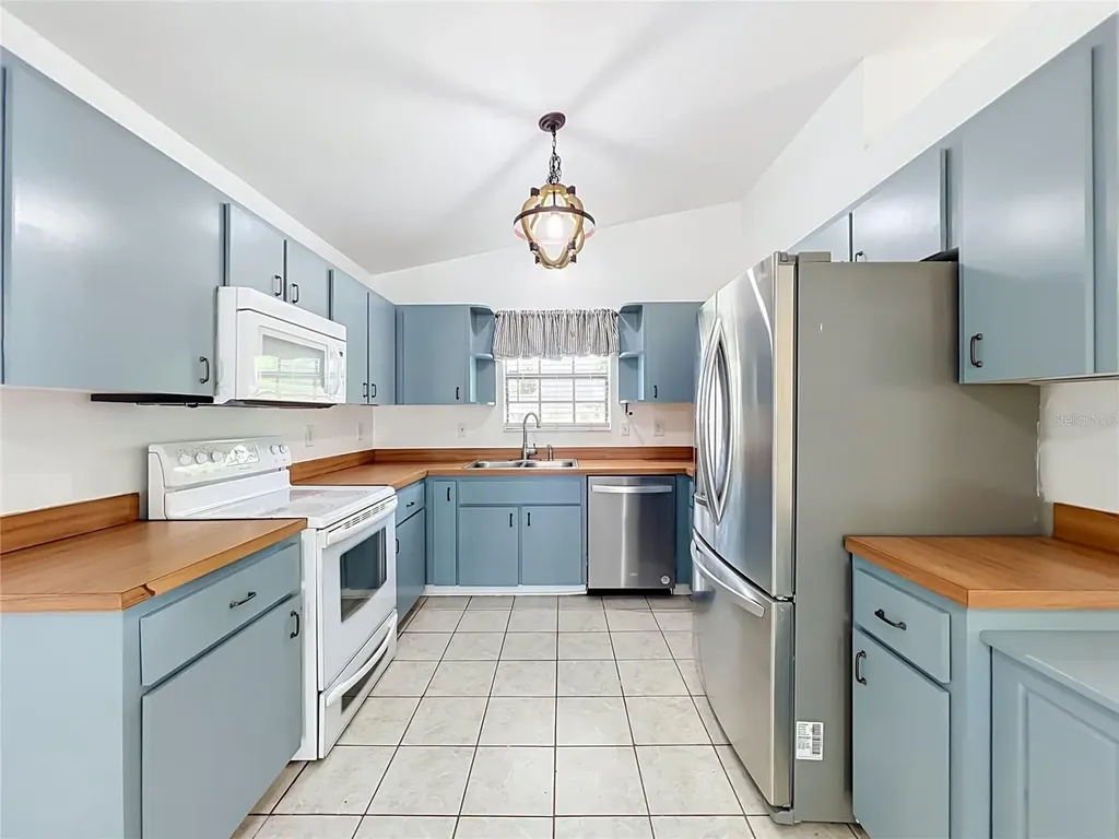 25121 Algonquin Avenue Sorrento FL 32776