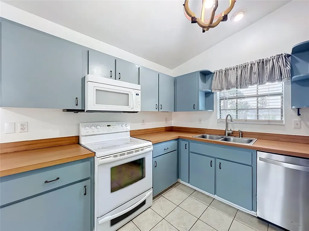 25121 Algonquin Avenue Sorrento FL 32776
