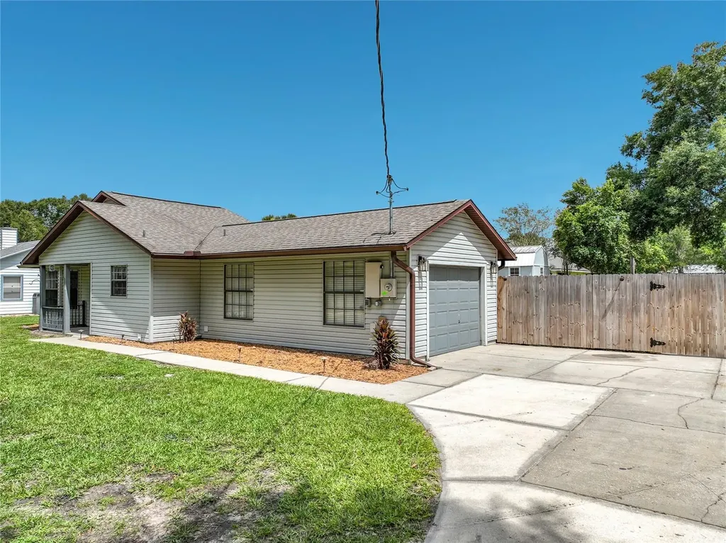 25121 Algonquin Avenue Sorrento FL 32776