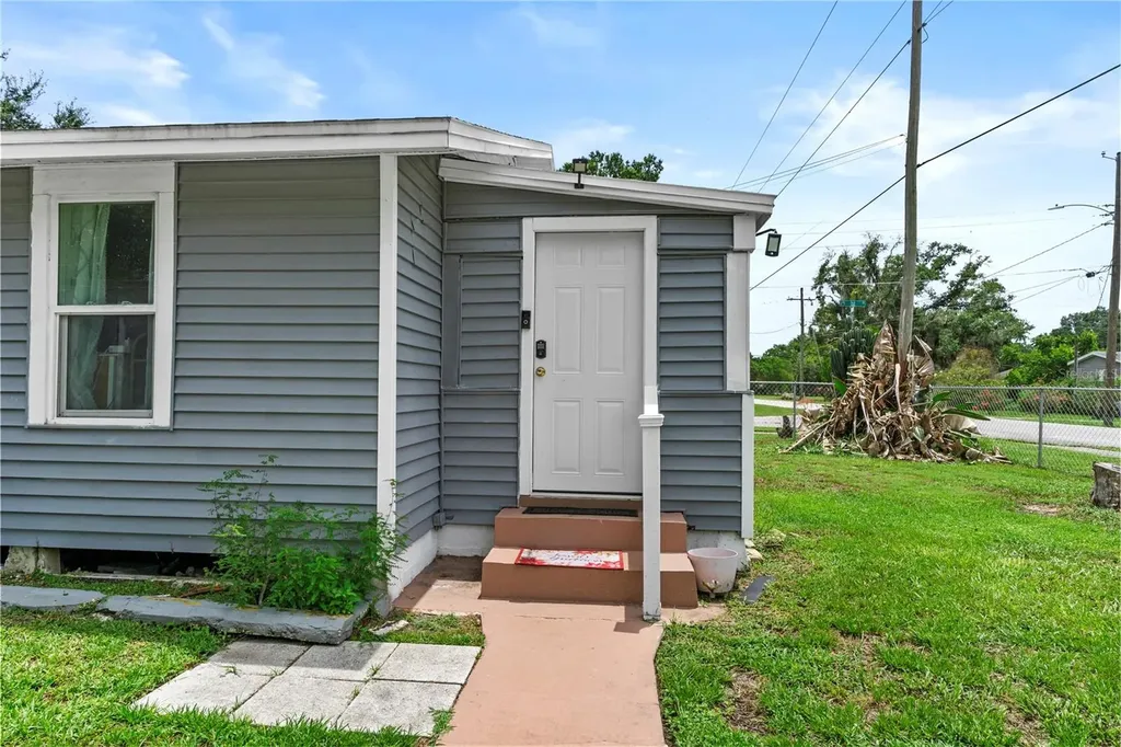 204 Pine Avenue Polk City FL 33868