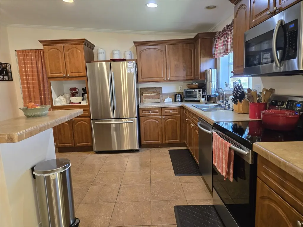 2723 Lake Grassmere Circle Zellwood FL 32798