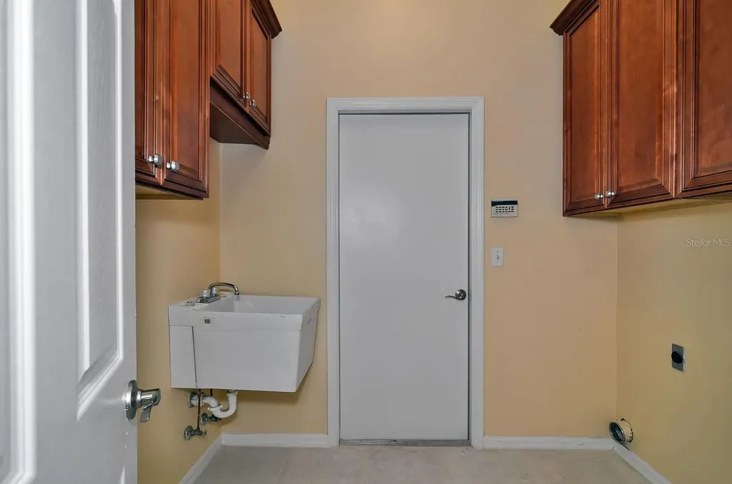 4305 Round Lake Court Tampa FL 33618