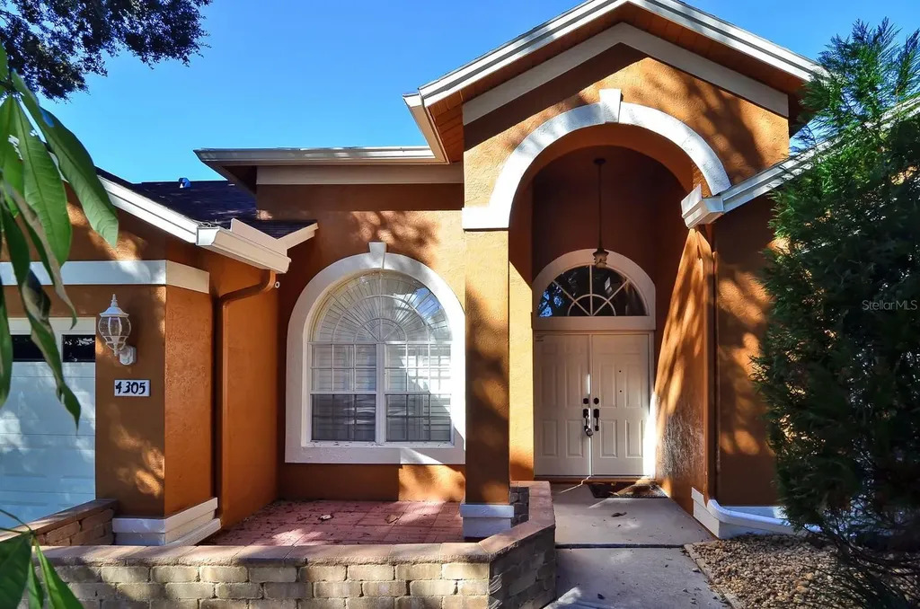 4305 Round Lake Court Tampa FL 33618