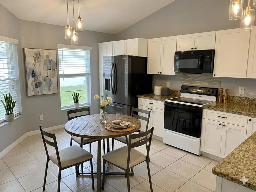 82 Lakepointe Circle Kissimmee FL 34743