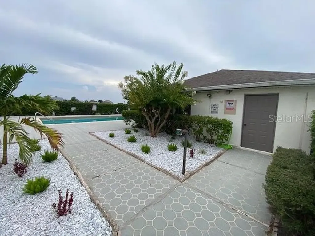 82 Lakepointe Circle Kissimmee FL 34743