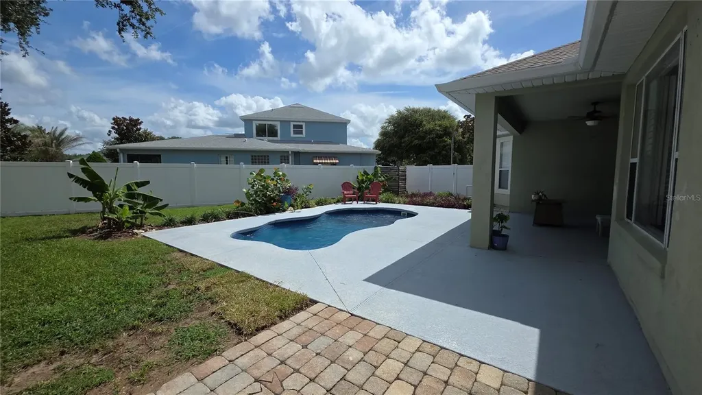 36812 Queen Bee Lane Grand Island FL 32735