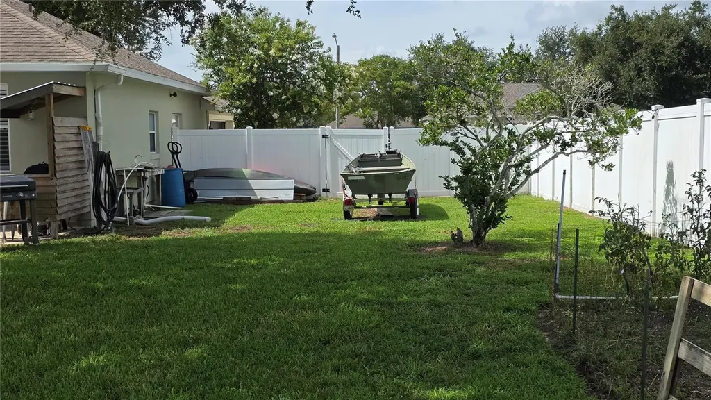36812 Queen Bee Lane Grand Island FL 32735
