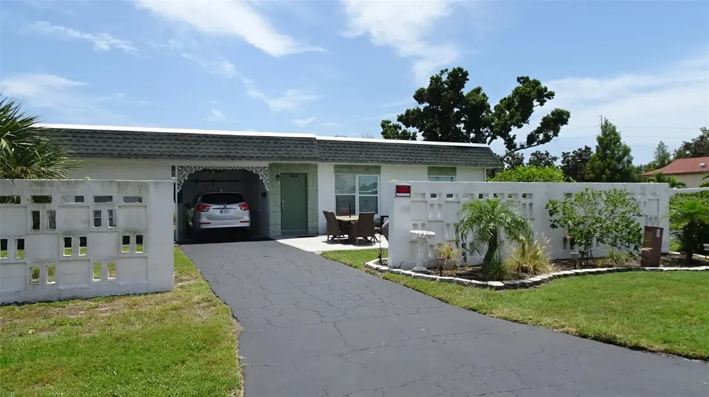 7868 40th Avenue N St Petersburg FL 33709
