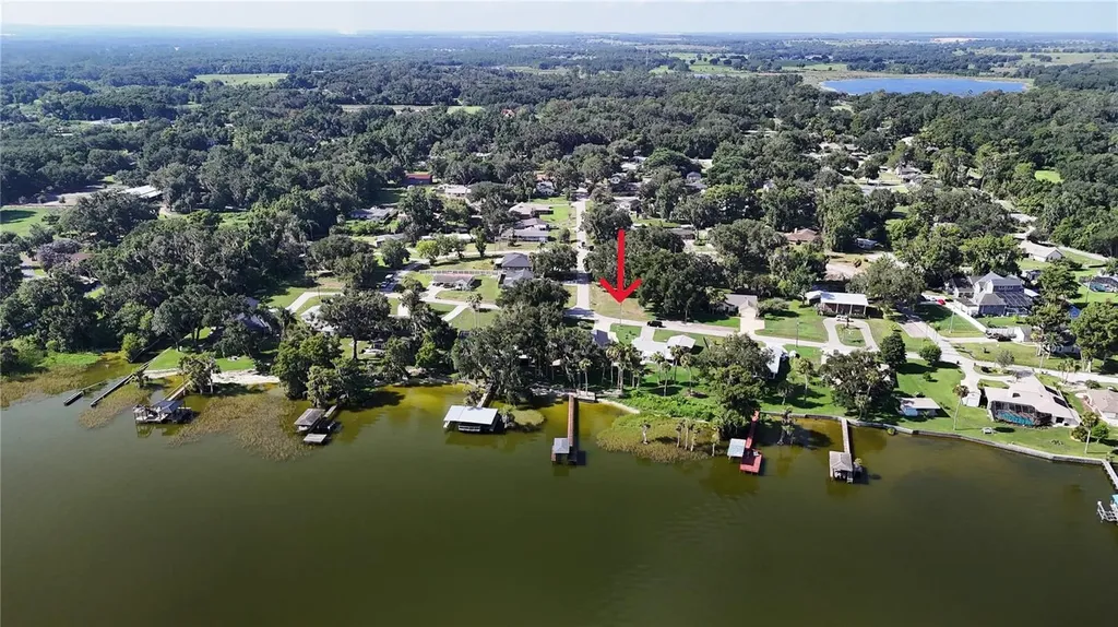 Lakeside Drive Yalaha FL 34797