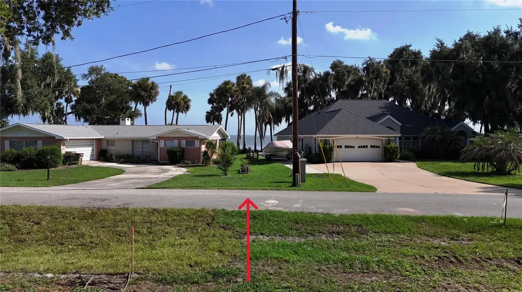 Lakeside Drive Yalaha FL 34797