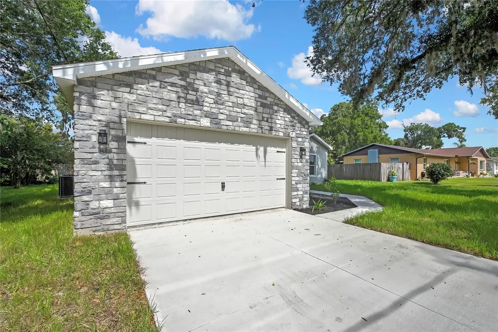13649 13th Street Dade City FL 33525